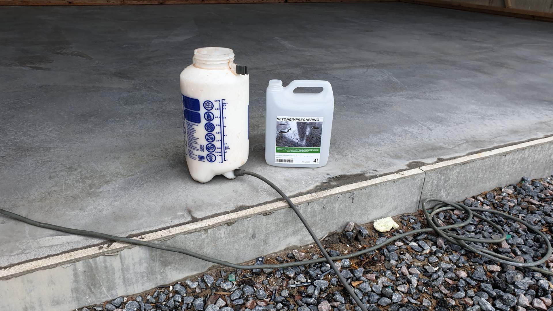 Betongimpregnering NS fylls på i en Sprayer för att behandla ett betonggolv och göra det mera nötningståligt,dammfritt mera lättastädat och hydrofobt. Det är fortfarande Diffisionsöppet.