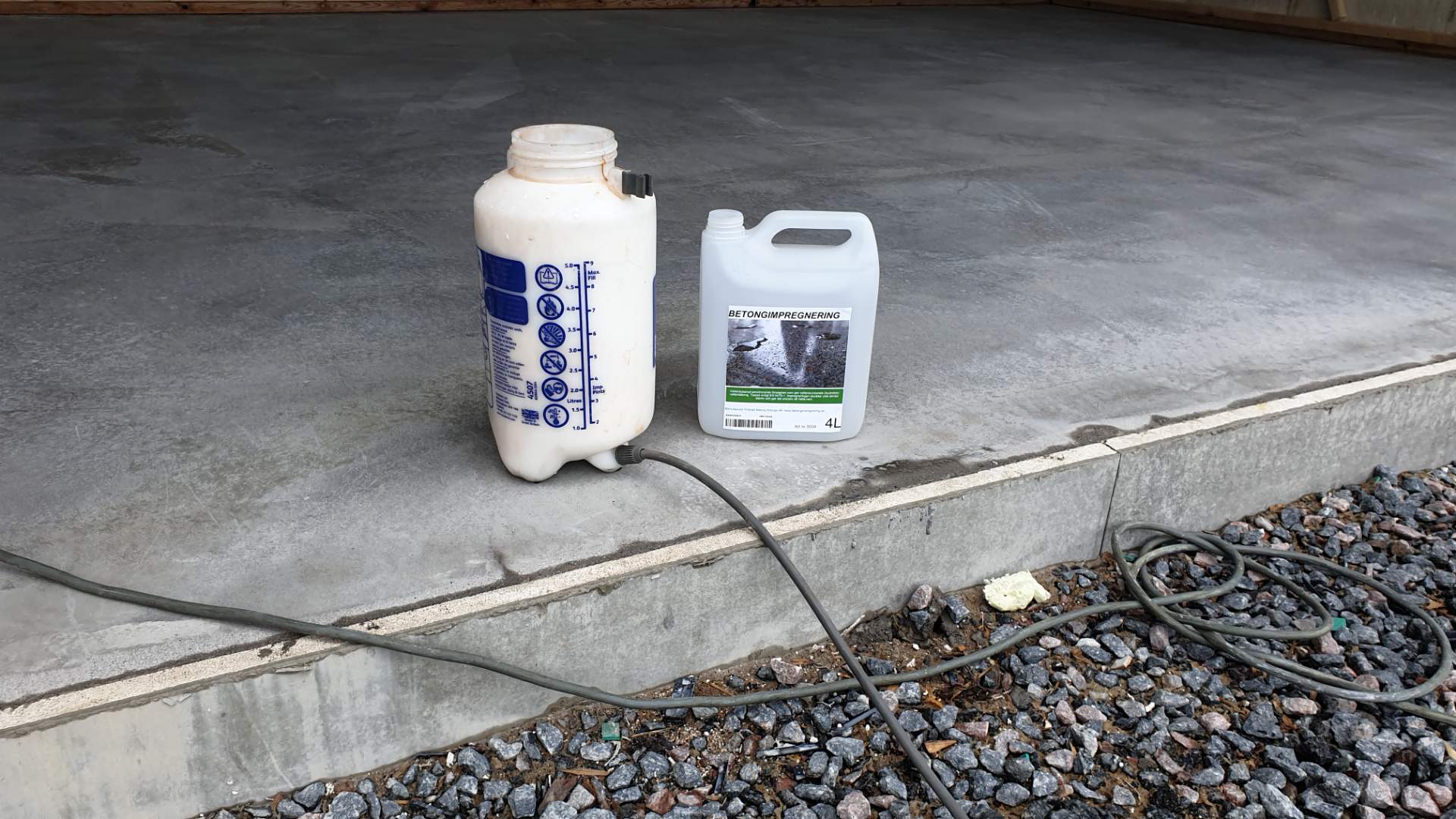 Betongimpregnering NS fylls på i en Sprayer för att behandla ett betonggolv och göra det mera nötningståligt,dammfritt mera lättastädat och hydrofobt.  Det är fortfarande Diffisionsöppet.
